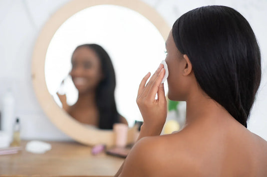 Pourquoi se démaquiller est essentiel pour une peau saine